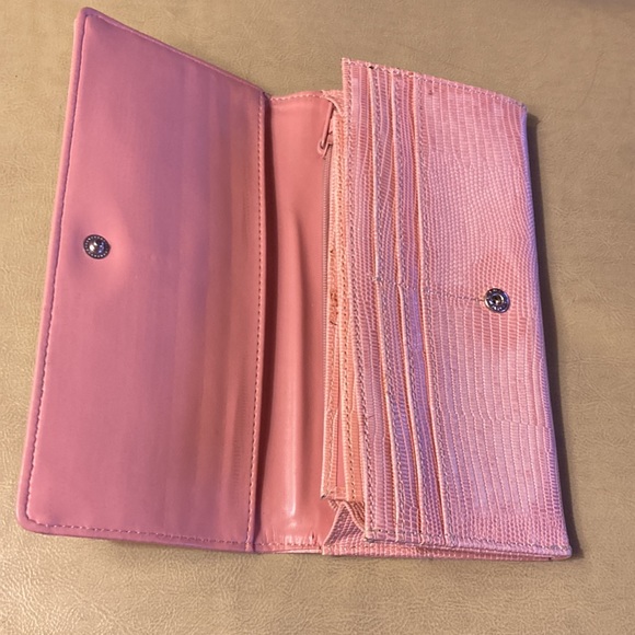 COPY - Maxi Logo Pink wallet snap closure 8X4 several compartment zip outside/… - Picture 5 of 10